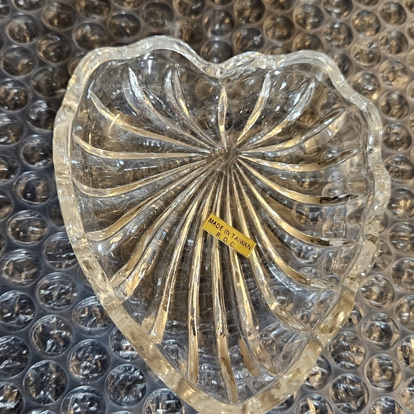 Vintage Crystal Glass Heart Shaped Shaped Trinket Dish. - Picture 4 of 4